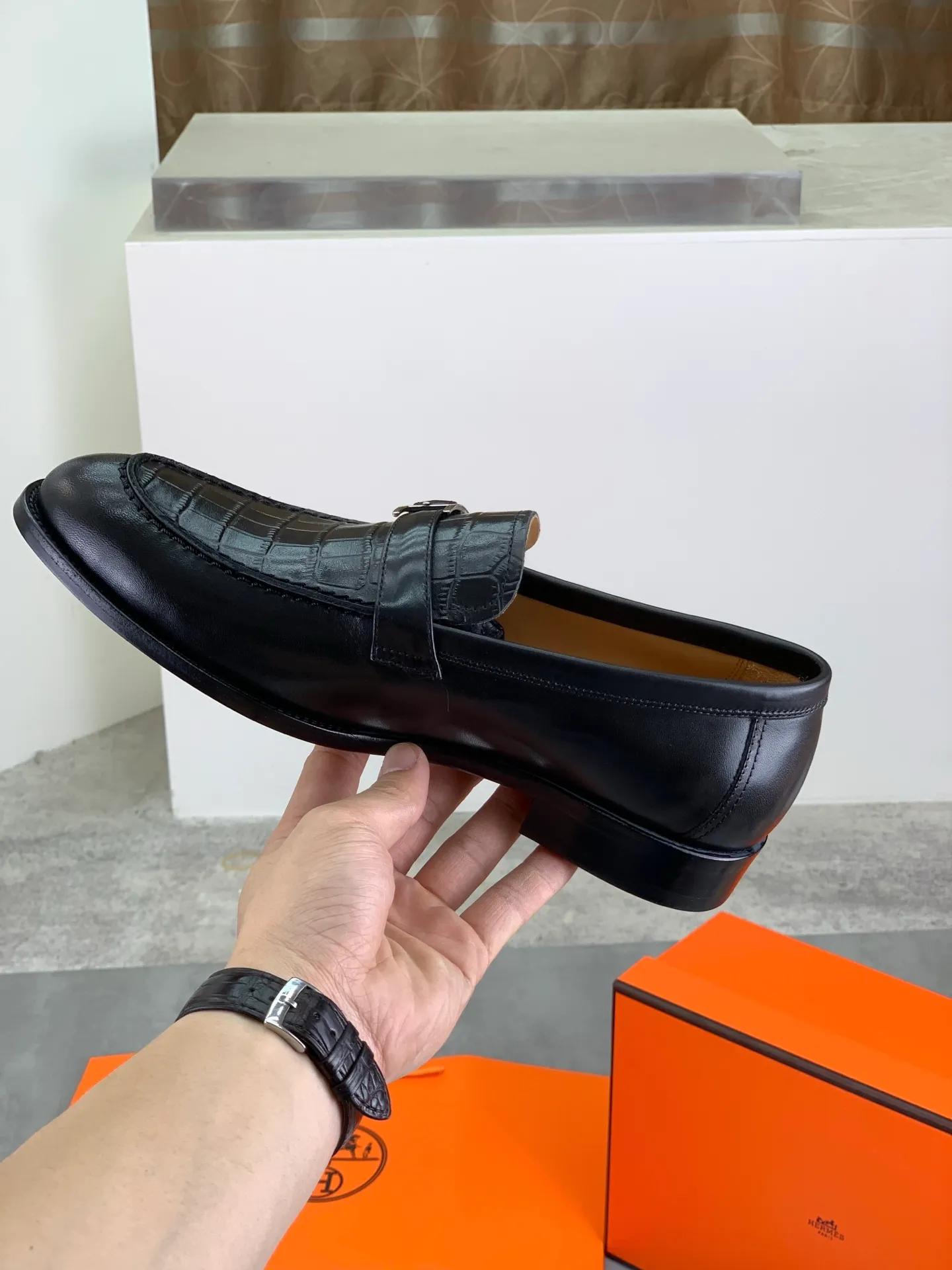 Factory price P980 💰💎💎💎 Original genuine leather outsole Brand: Hermès Grade: Same as the official website Original quality materials: Original soft calfskin Water-dyed cowhide lining Original Italian genuine leather outsole Style categories: Men's fashion Formal casual leather shoes Slip-on men's shoes series Young fashion European and American trends British style Code number: 39-45 (38.46 can be customized)